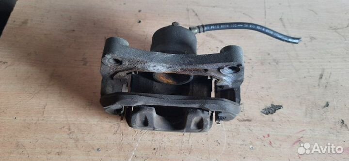 Суппорт тормозной передний правый Nissan Teana J31