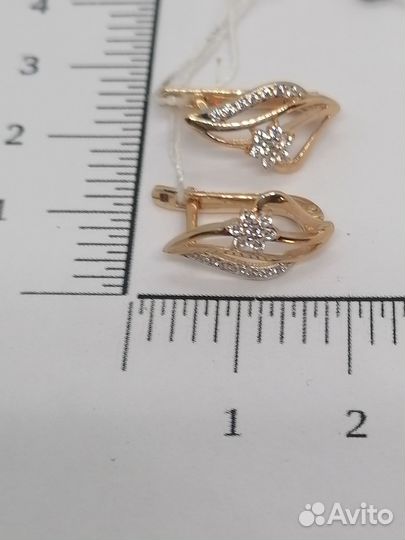 Золотые серьги с камнем