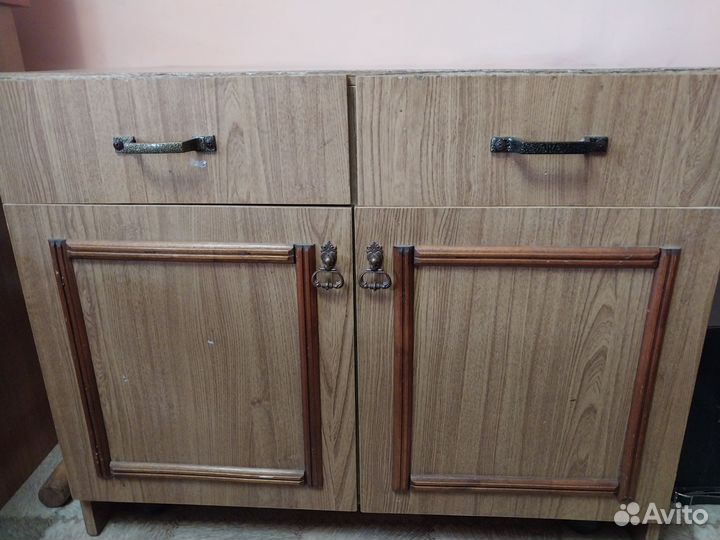 Шкафы и тумбочка