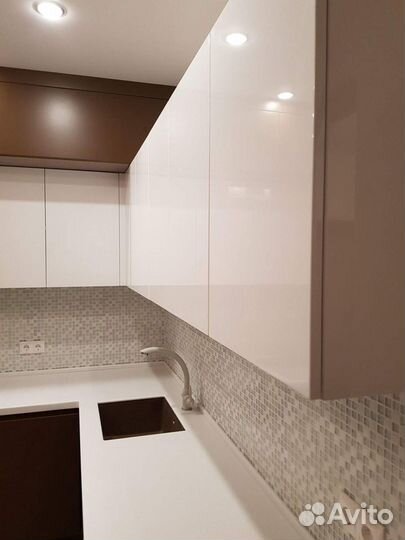 Кухня под потолок со встроенным холодильником