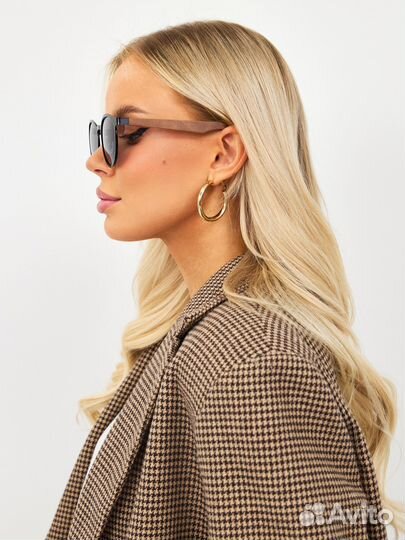 Солнцезащитные черные очки с деревянными дужками