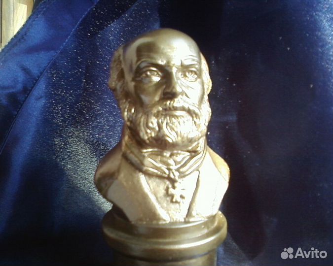 Бюсты шести докторов: Эскулапа, Павлова, Пирогова