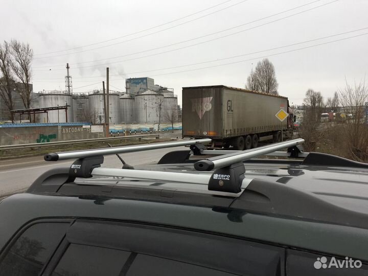 Багажник с замком на рейлинги с просветом Хендай