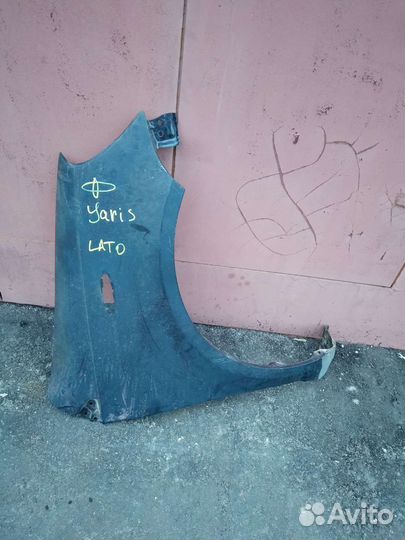 Правое крыло Toyota Yaris Тоёта ярис