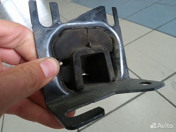 Опора двигателя левая Рено Логан 2