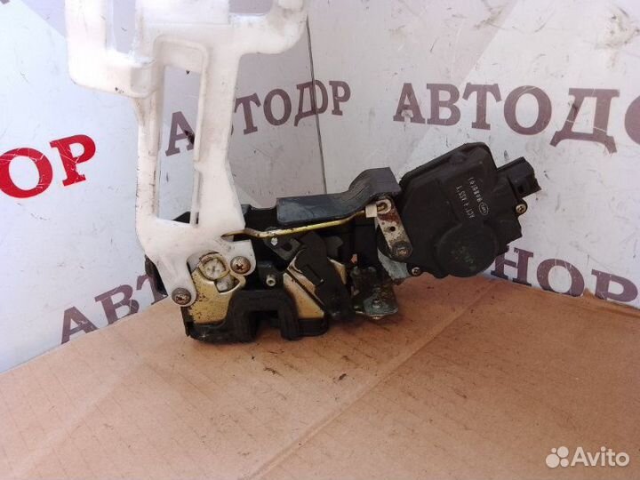 Замок двери задний левый Hyundai Santa Fe 2002