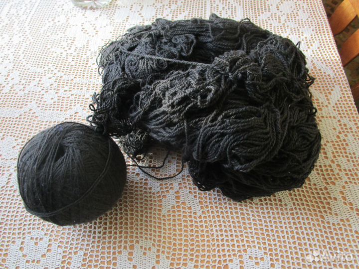 Нитки красные и черные для вязания. пряжа