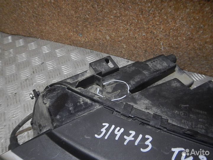 Фара левая Volkswagen Tiguan