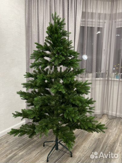 Елка искусственная с гирляндой и игрушками