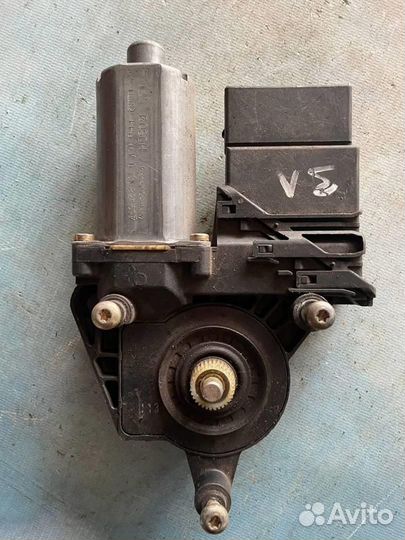 Моторчик стеклоподъемника задний левый 1C0959811