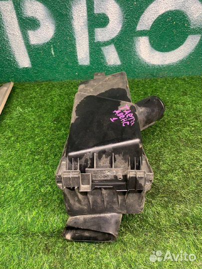 Корпус воздушного фильтра Toyota Avensis 1