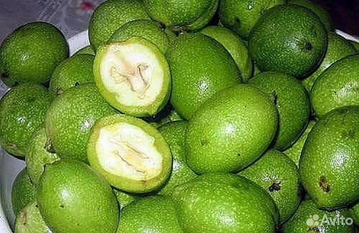 Зеленые грецкие орехи в таре