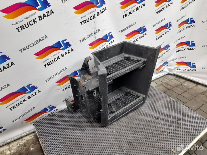 Подножка левая в сборе Renault T