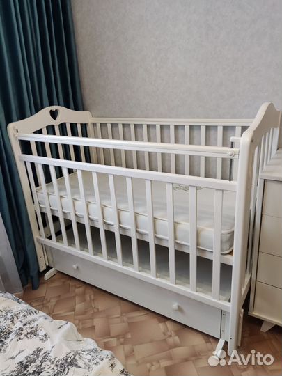 Детская кроватка с маятником