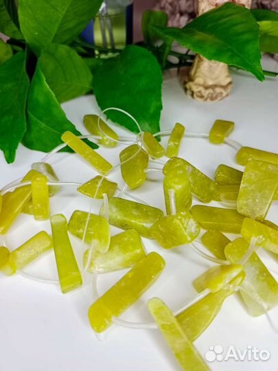 Натуральный нефрит камнями на нити 40см