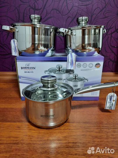 Набор новых кастрюль