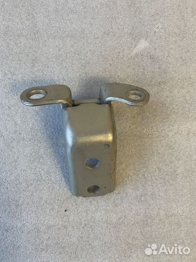 Петля двери задней правой нижняя Geely Emgrand