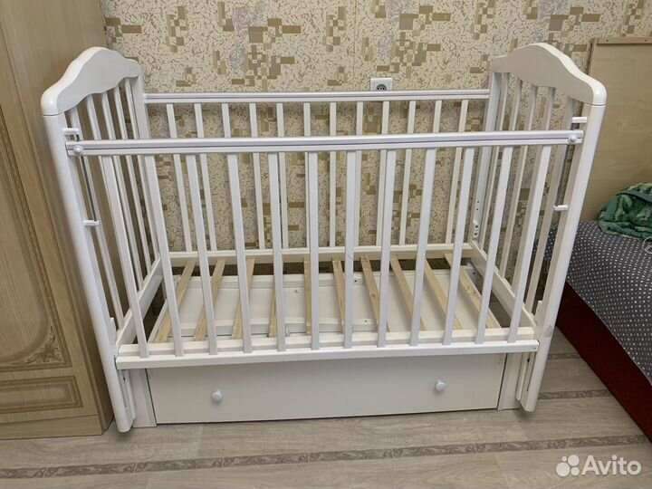 Детская кроватка маятником и ящиком