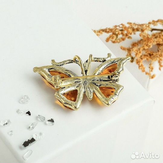 Брошь Янтарь бабочка малая, цвет коньячный