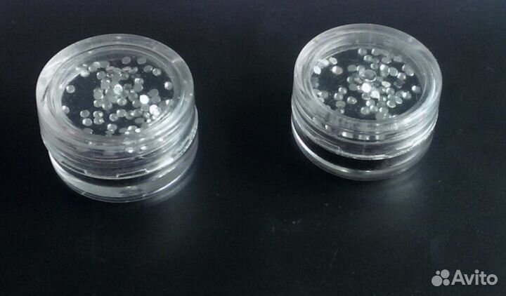 Новые стразы для маникюра 2 баночки