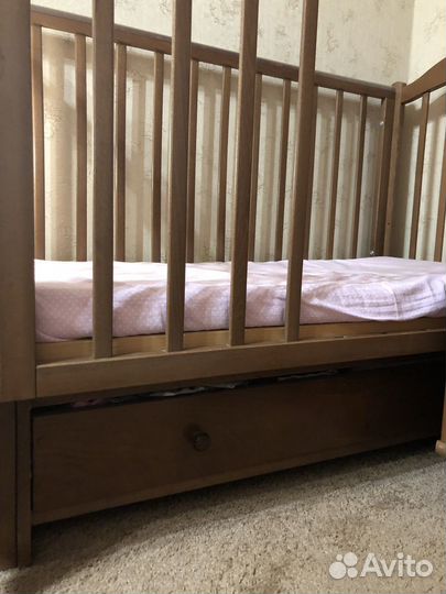 Детская кроватка с продольным маятником