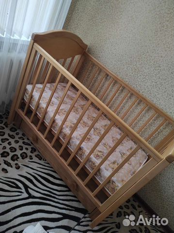 Детская кроватка с продольным маятником