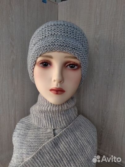 Теплая шапочка ручной работы с рельефным узором