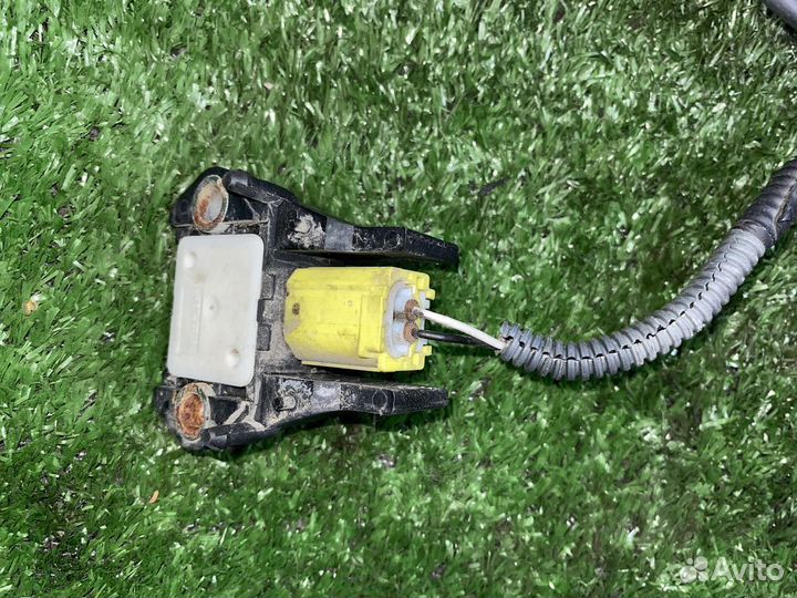 Датчик удара Toyota Vitz NCP91