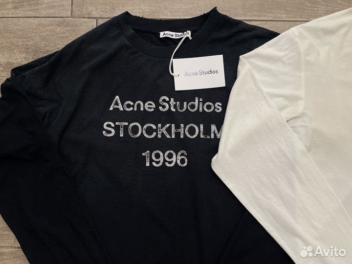 Acne studios stockholm лонгслив на руках