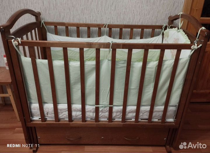 Детская кроватка с маятником