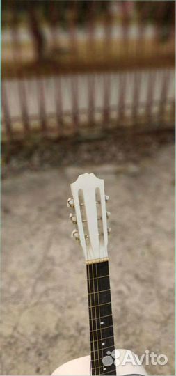 Класcичecкaя гитaра нейлонoвые cтруны