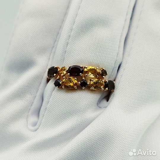 Золотое кольцо с гранатом 17р