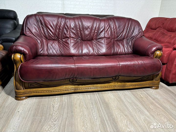 Кожаный диван на дубе