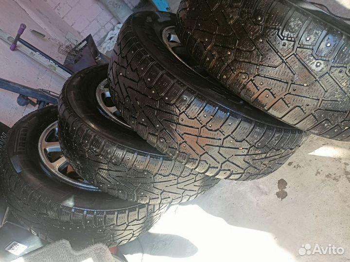 Pirelli Ice Zero 215/65 R16