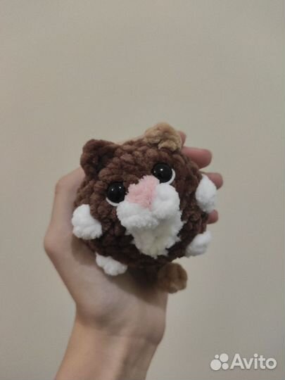 Вязаная игрушка котик