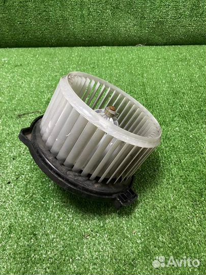 Мотор печки Toyota Isis ZNM10 1ZZ-FE 2003