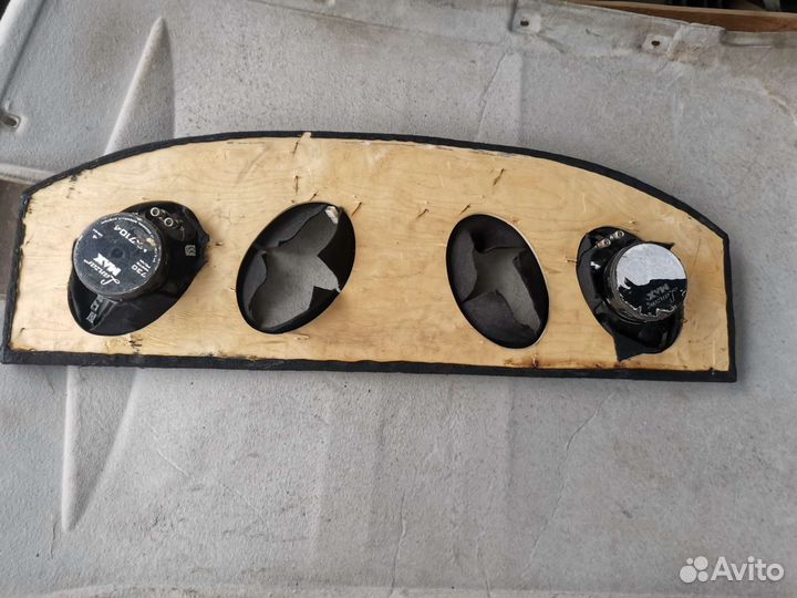 Полка деревянная с колонками priora