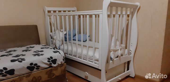 Детская кроватка с маятником и ящиком