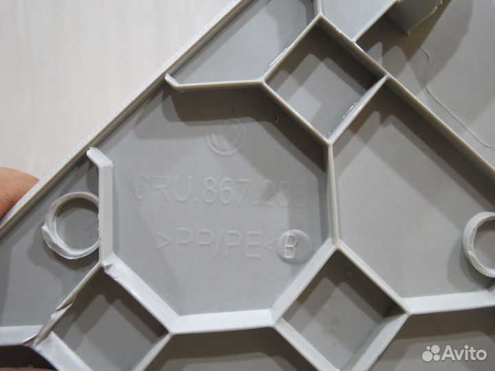 Обшивка задней стойки правая Volkswagen Polo