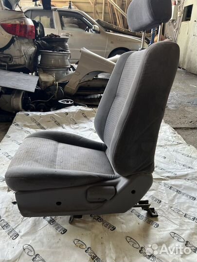 Сиденье пассажирское Nissan Avenir