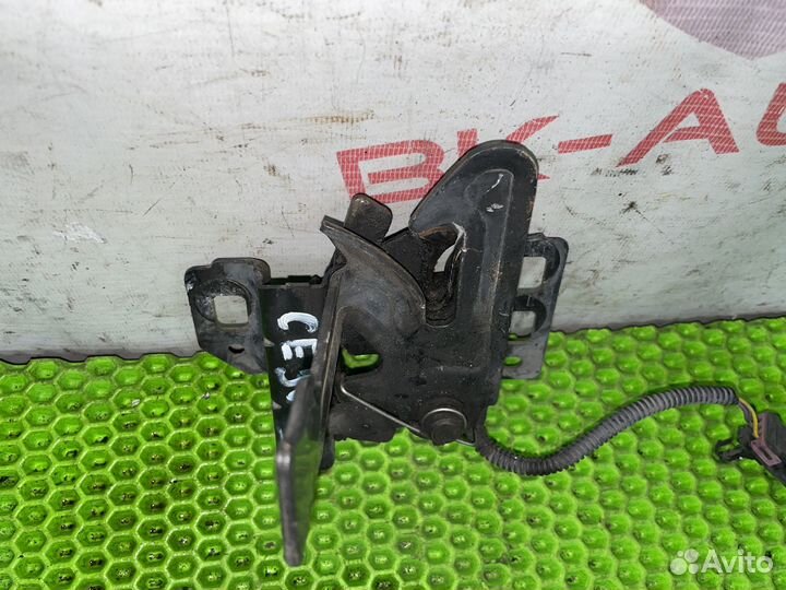 Замок капота с тросиком Cadillac Escalade GMT900