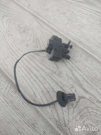 Замок лючка бензобака активатор Tiguan