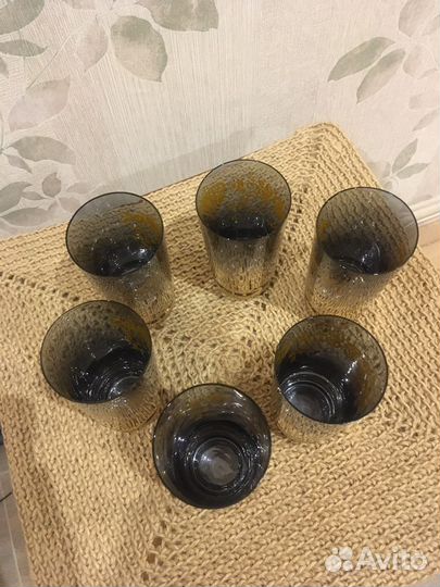 Стаканы из стекла золотые полупрозрачные