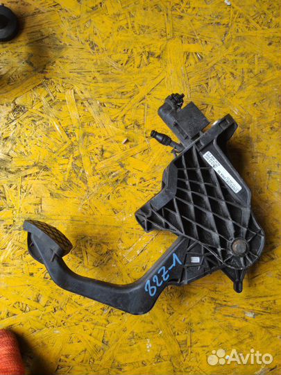 Педаль сцепления Volkswagen Touran 1T2 1.6 BSE