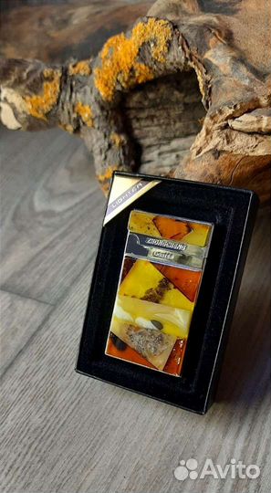 Зажигалка, украшенная янтарём