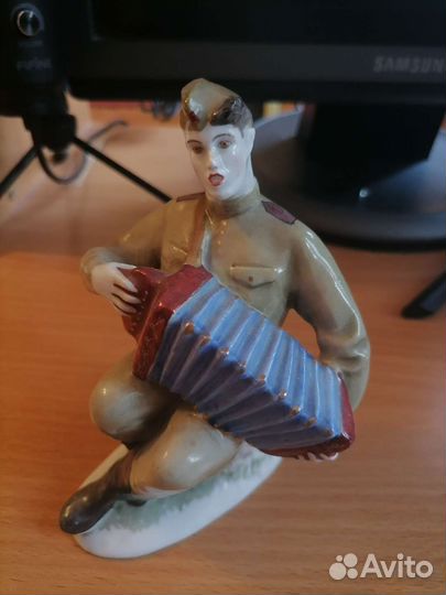 Фарфоровая статуэтка 