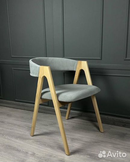 Стул деревянный в мягкой обивке