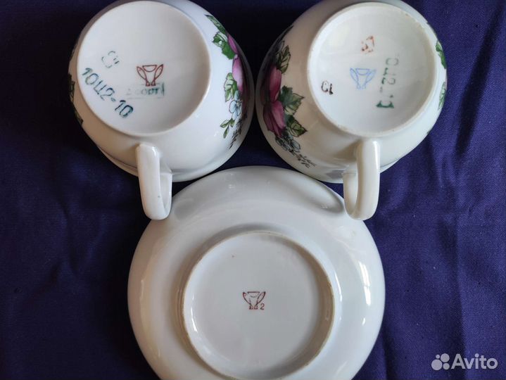 Фарфоровая чашка с блюдцем, чайник