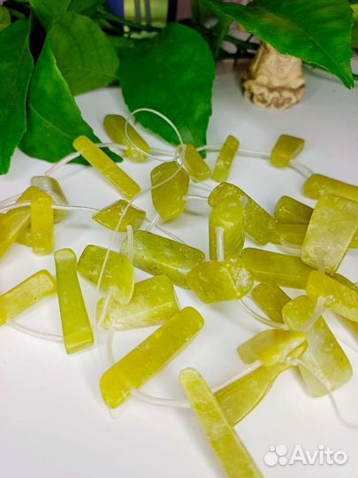 Натуральный нефрит камнями на нити 40см