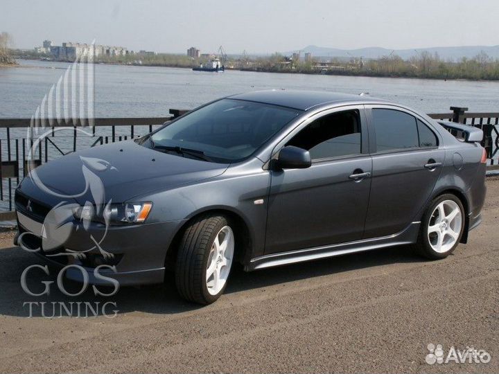 Накладки на пороги штатные на Mitsubishi Lancer X